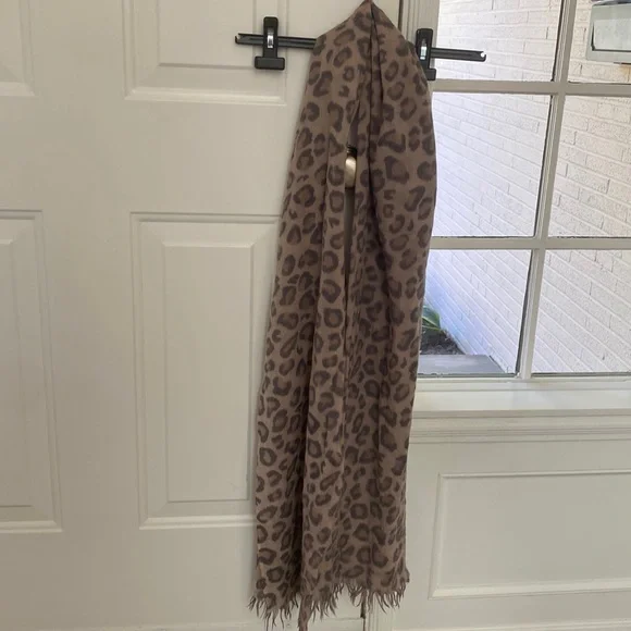 Aritzia scarf - Picture 3 of 3